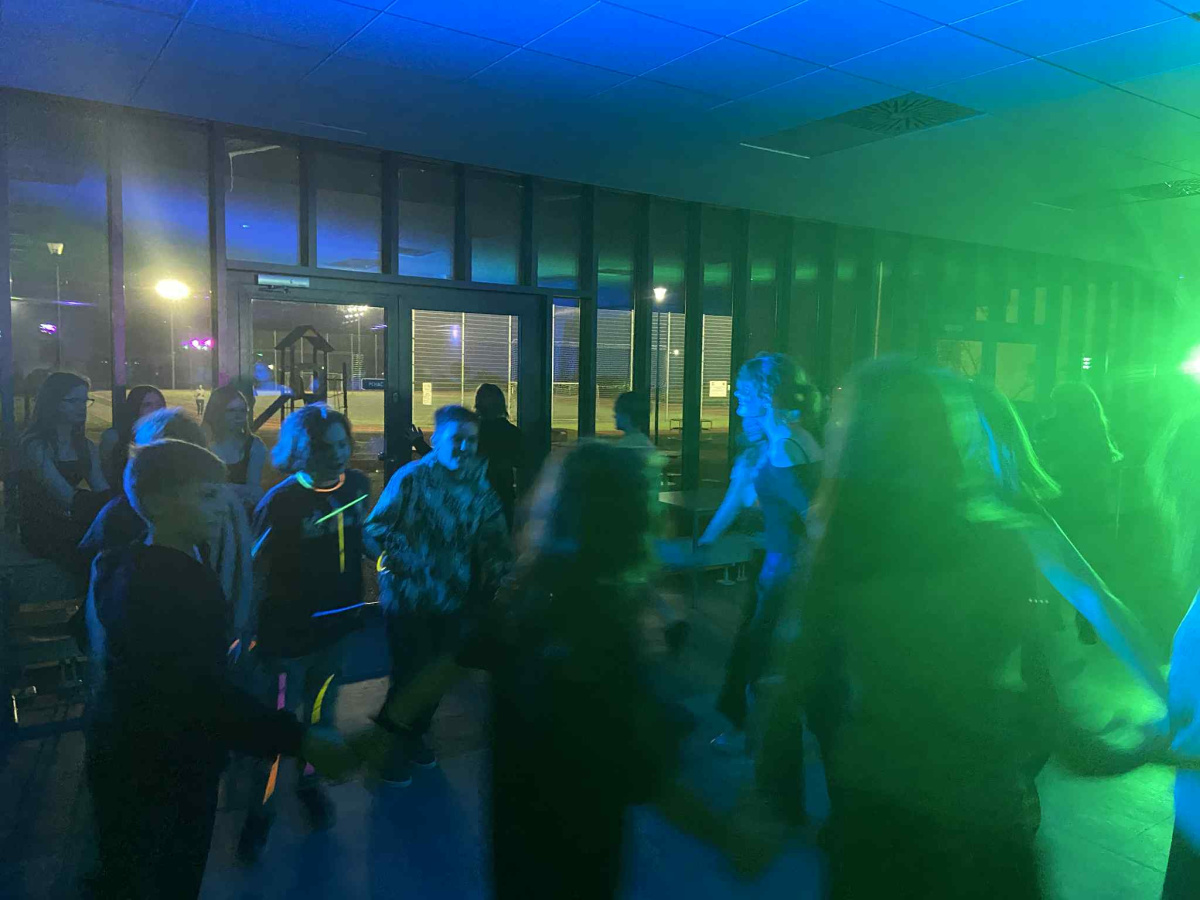 Uczniowie tańczący na stołówce