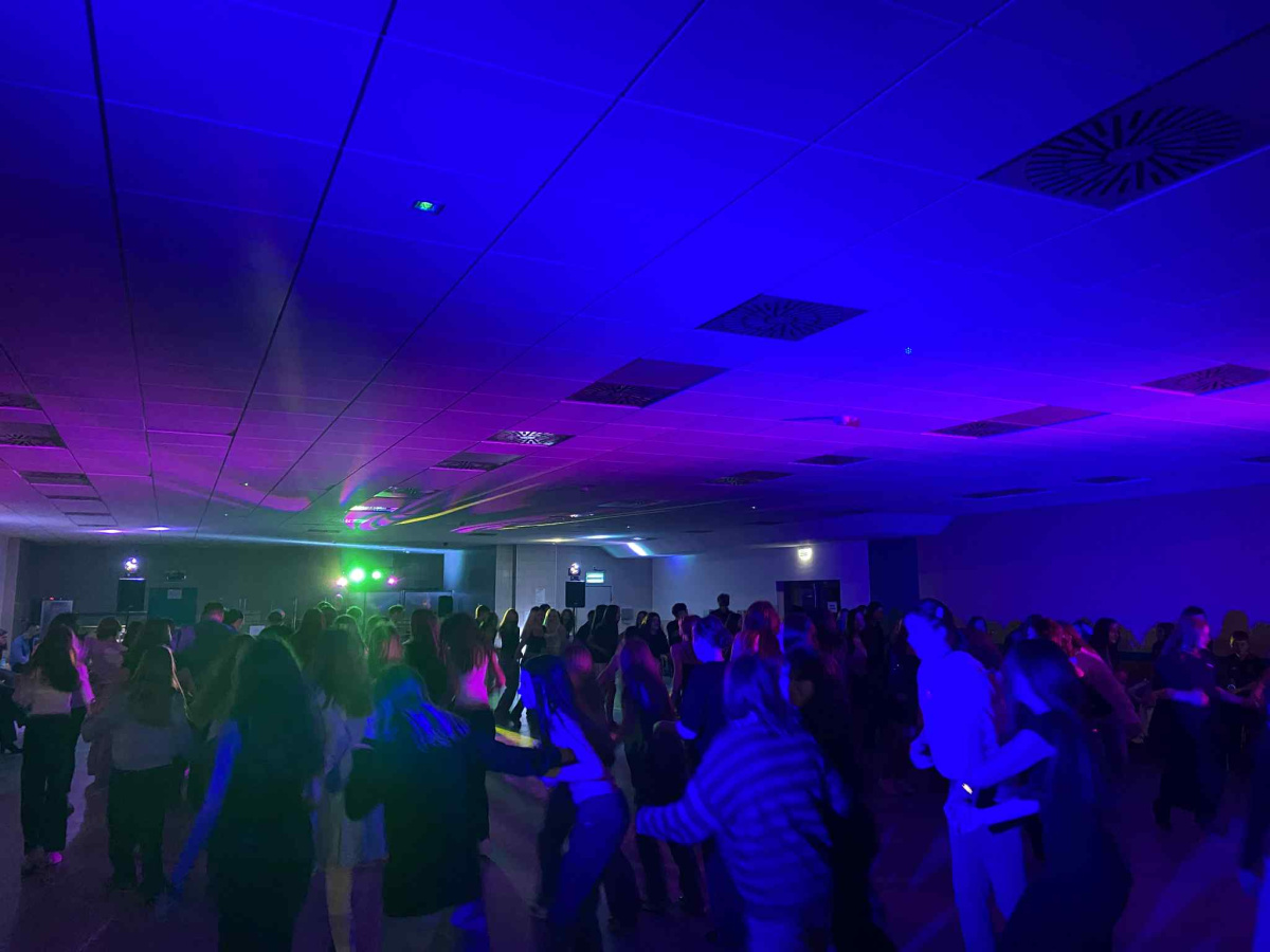 Uczniowie tańczący na stołówce