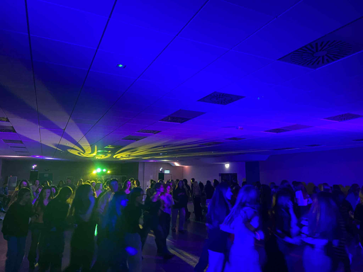 Uczniowie tańczący na stołówce