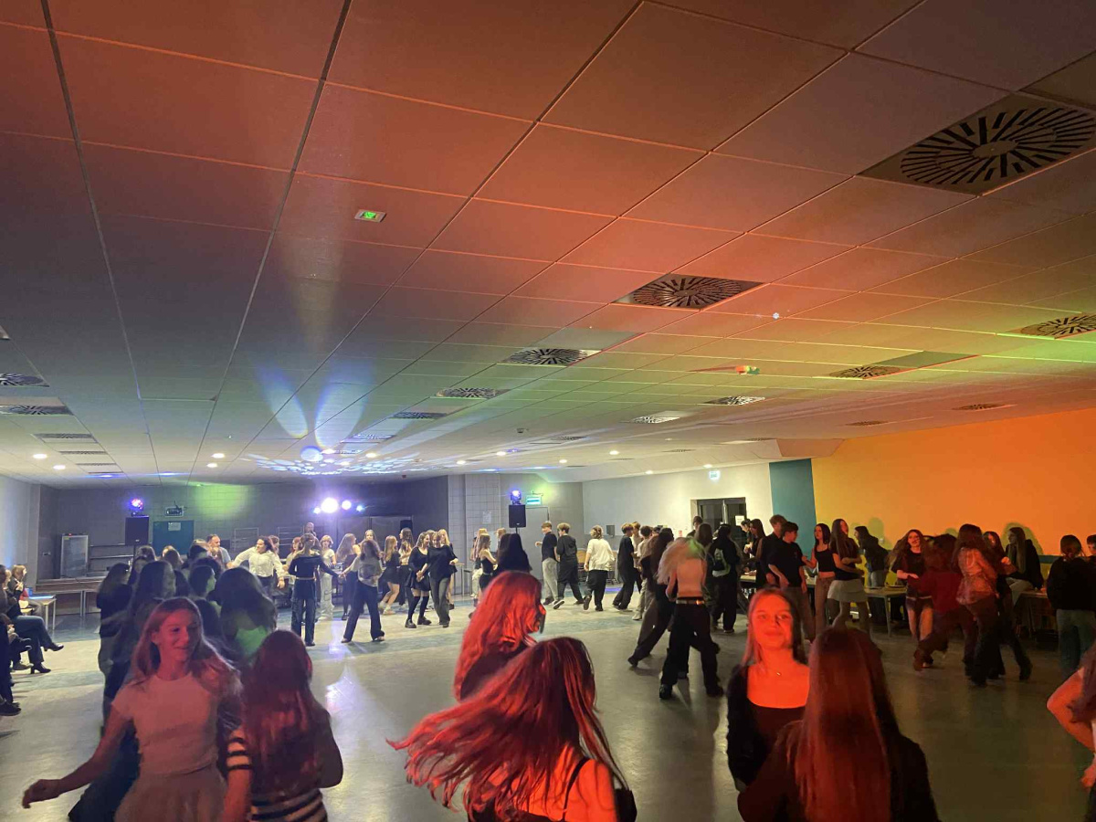 Uczniowie tańczący na stołówce