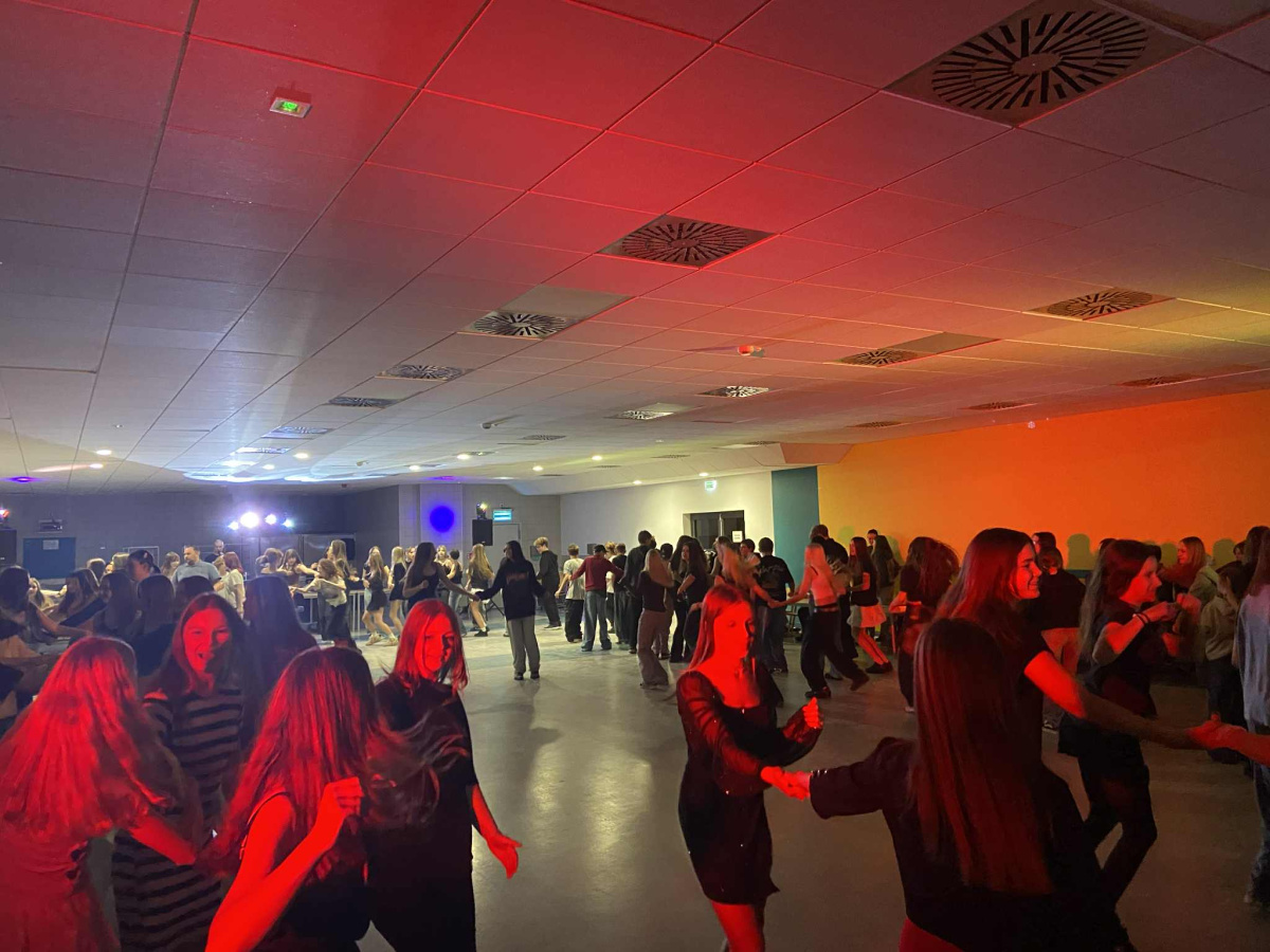 Uczniowie tańczący na stołówce