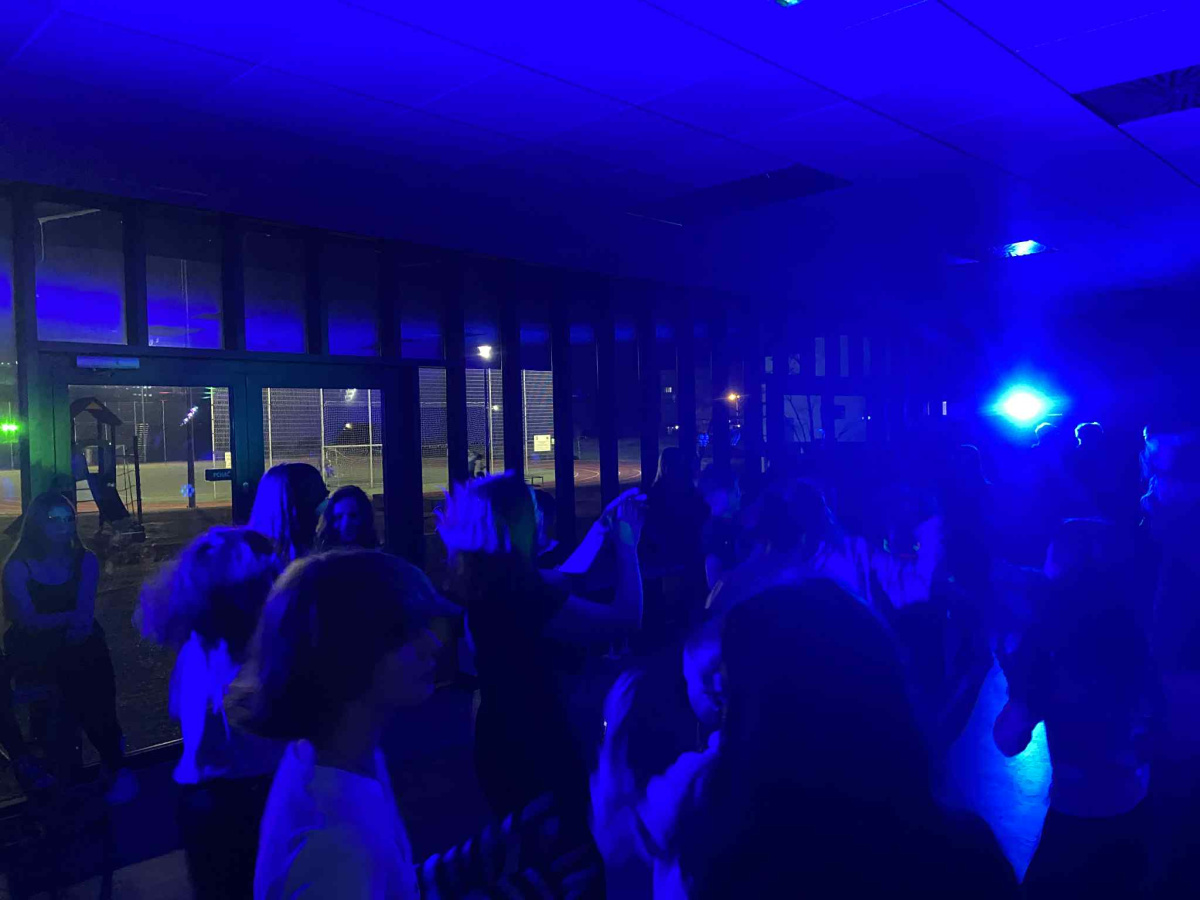 Uczniowie tańczący na stołówce