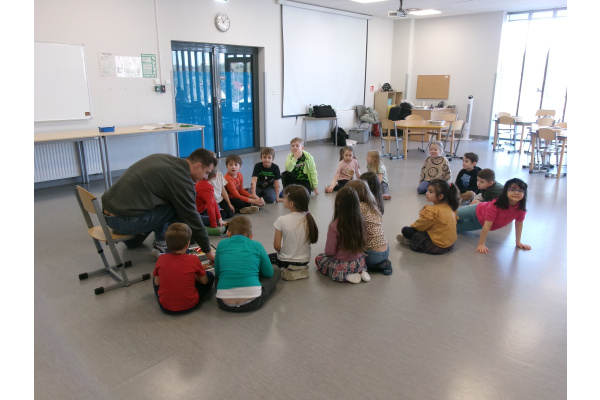 Dzieci słuchają instrukcji 