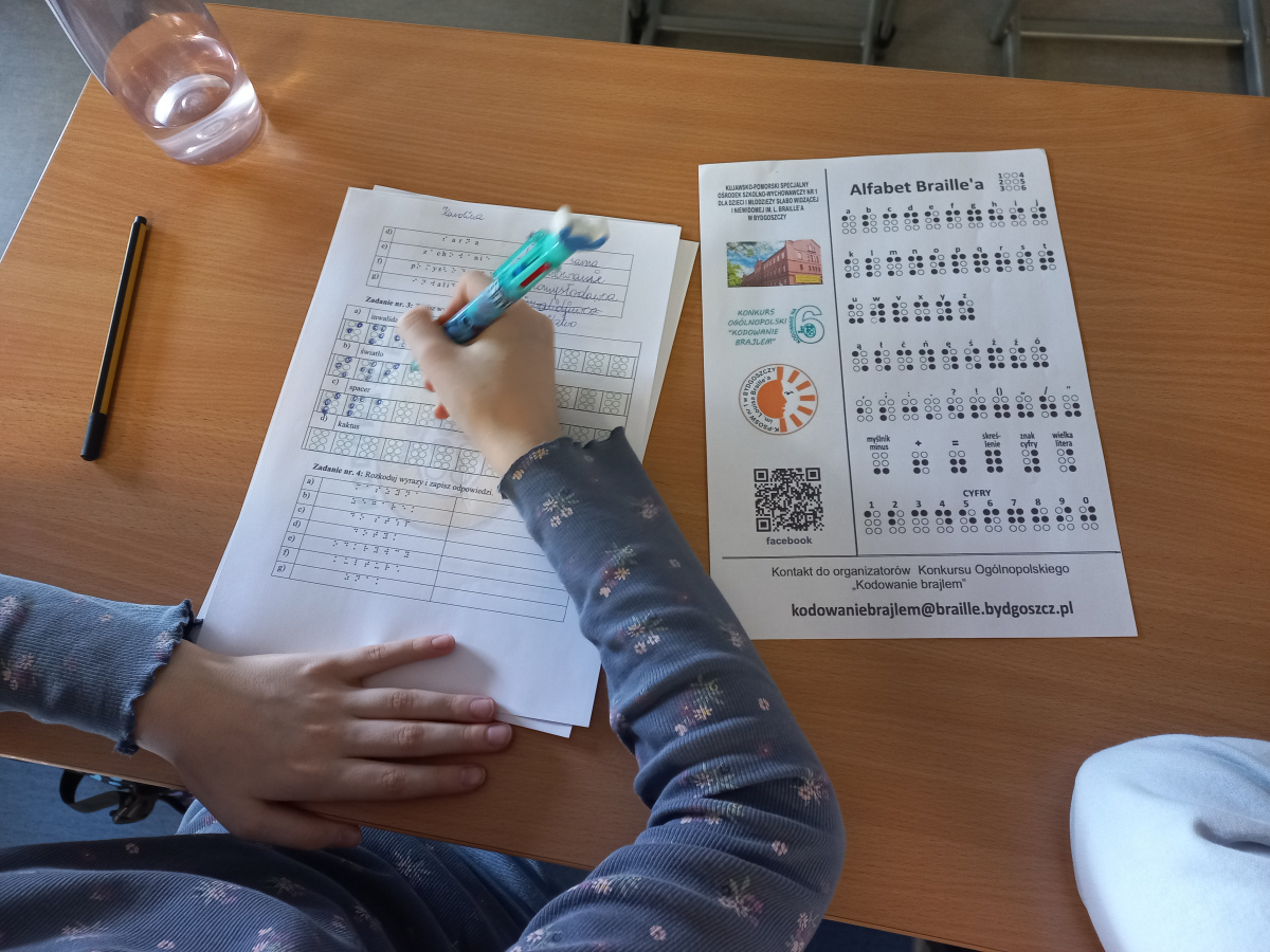 Uczniowie wykonują zadania konkursowe