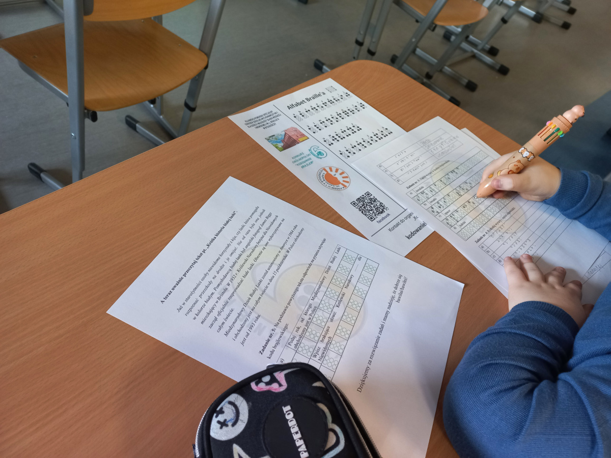 Uczniowie wykonują zadania konkursowe