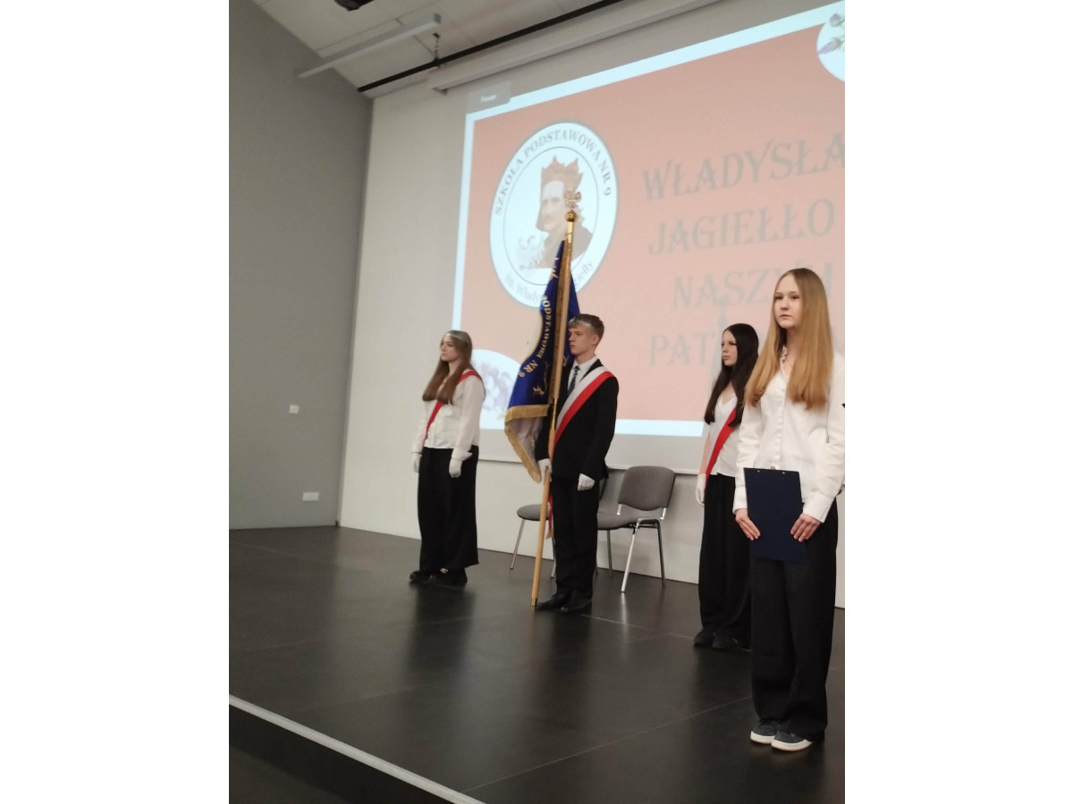 Uczniowie z pocztu sztandarowego podczas odśpiewania hymnu państwowego