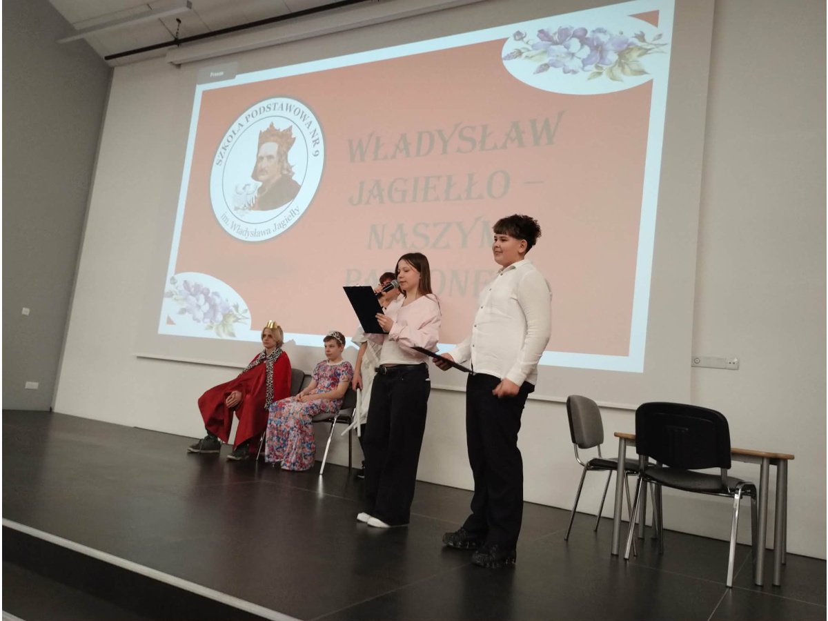 Uczniowie odczytujący okolicznościowe wiersze 