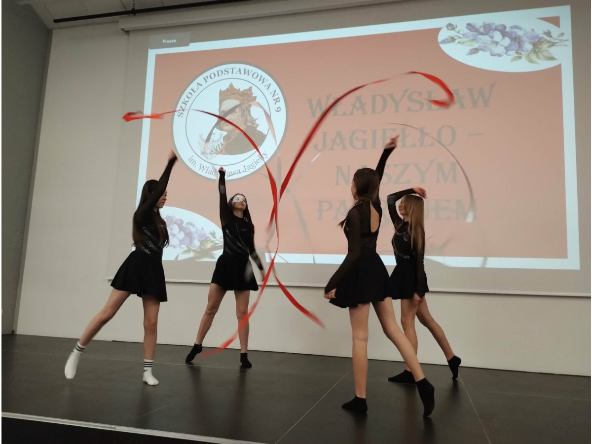 Taniec z szarfami w wykonaniu uczennic klasy 7b