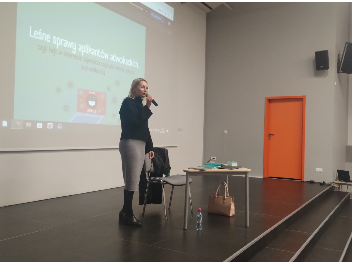 Pani adwokat witająca się z dziećmi 