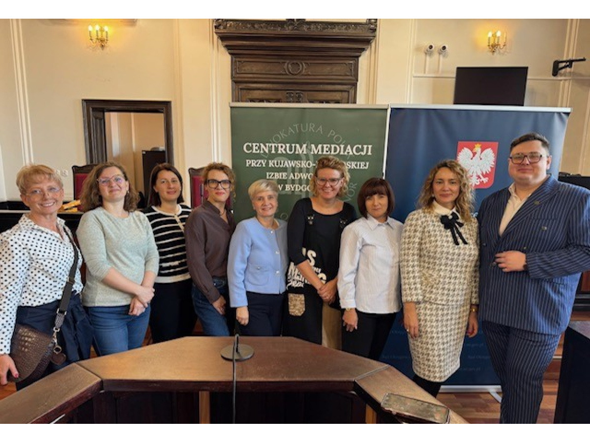 Prezes i sekretarz Centrum Mediacji przy Sądzie Okręgowym w Bydgoszczy (od lewej: adwokat Joanna Ogrodowicz, adwokat Mikołaj Kaszak) wraz z opiekunami kół mediacyjnych